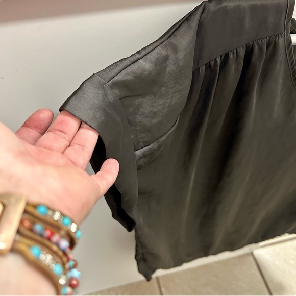 3 for $20 Beautiful silky v neck, loose fit, XL, keyhole back detail - Picture 3 of 9